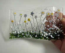 Load image into Gallery viewer, Handcrafted small white daisy flower wave